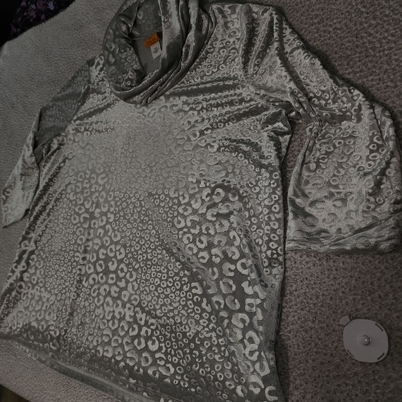 Ruby Ted NWOT Gorgeous Silver Velvet Cheeta Pattern Turtle Neck - Picture 13 of 16